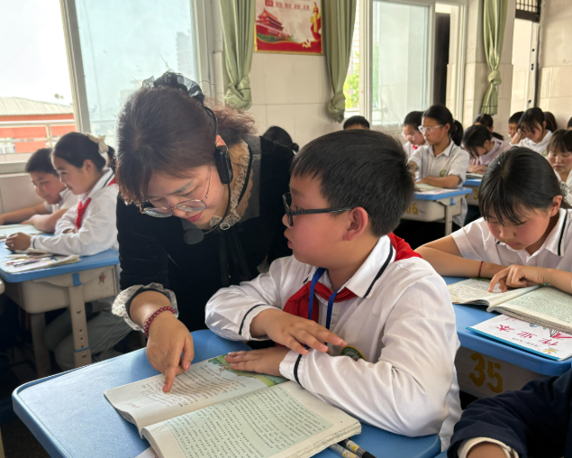 师德师风建设提升专业还活跃把信息技能用在讲堂上 师德师风建设提升专业还活跃把信息技能用在讲堂上